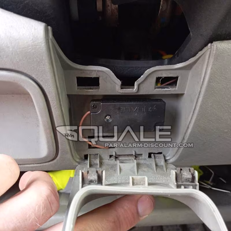 Clé de désactivation anti demarrage pour nissan primastar installée sous le volant